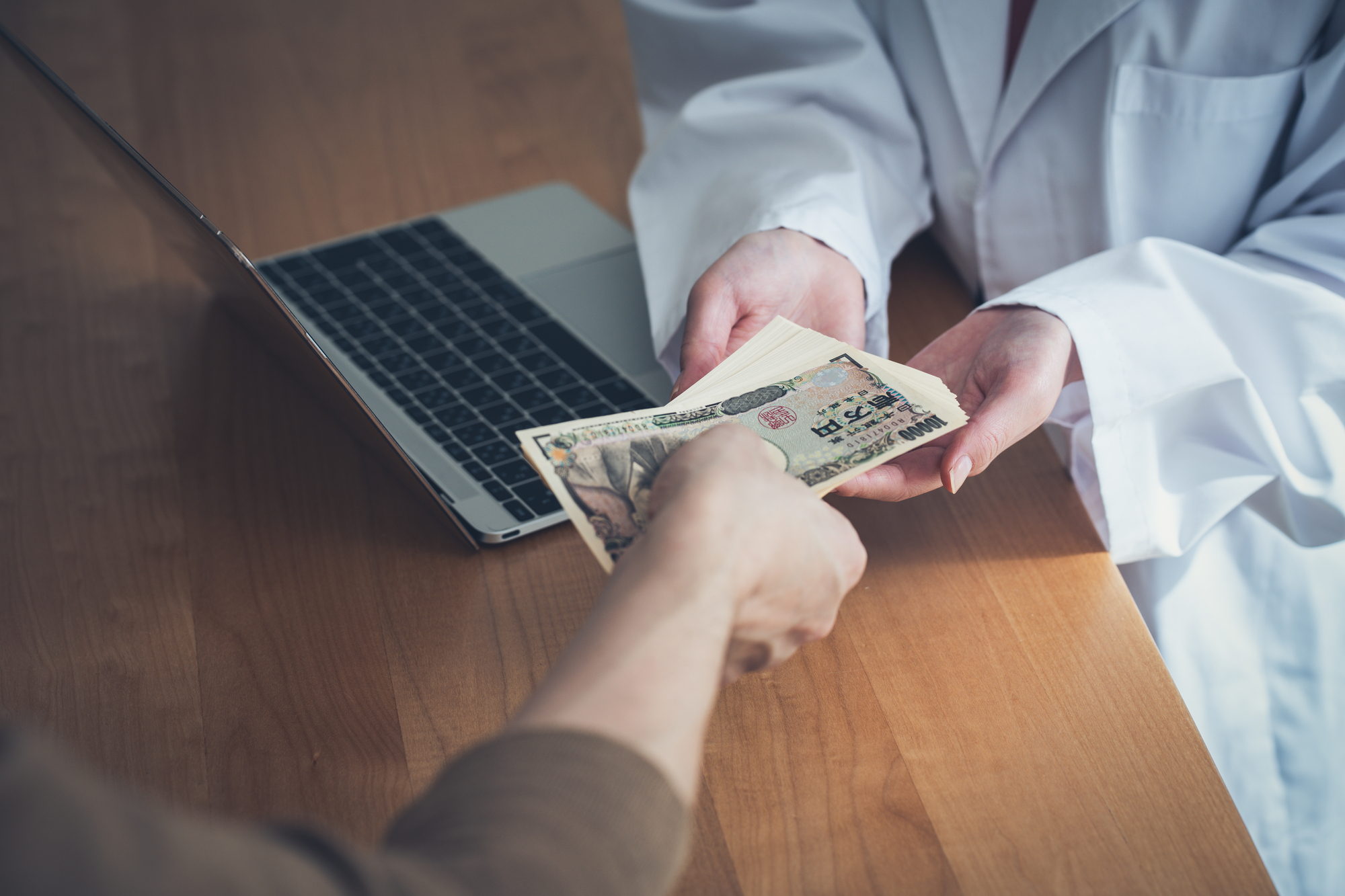 包茎手術のぼったくり被害多発中！信頼できるクリニック選びと対策法