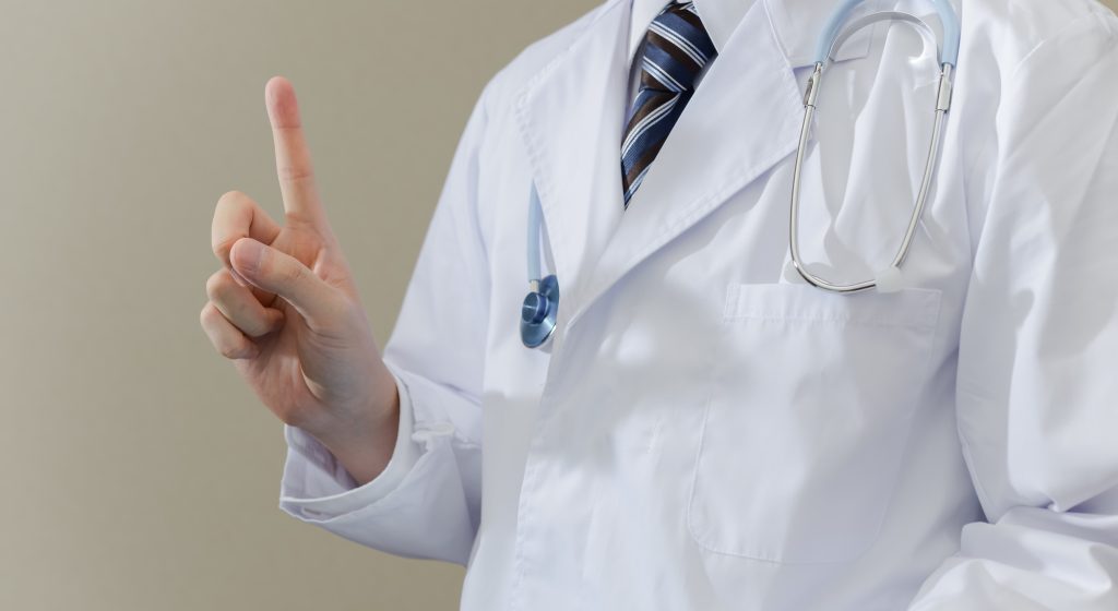 注意を促す白衣の男性